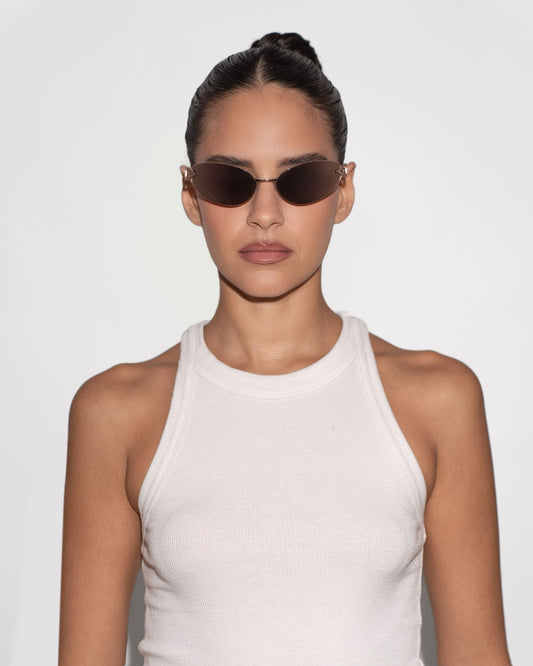 أفضل نظارات شمسية للنساء - نيو ميرور الوردي، متوفرة عبر الإنترنت في الولايات المتحدة الأمريكية والمملكة المتحدة وكندا والإمارات العربية المتحدة