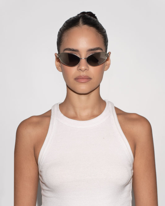 أفضل نظارات شمسية للنساء - نيو سيلفر، متوفرة عبر الإنترنت في الولايات المتحدة الأمريكية والمملكة المتحدة وكندا والإمارات العربية المتحدة