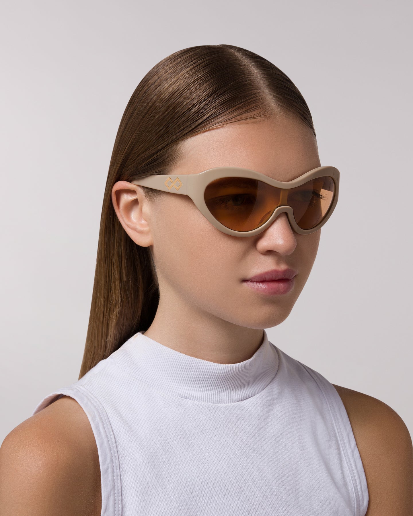 Front view of model wearing sunglasses | Mask-like sunglasses with cream lenses and cream frames | Acetate | Laser | Women's sunglasses | Karen Wazen Eyewear