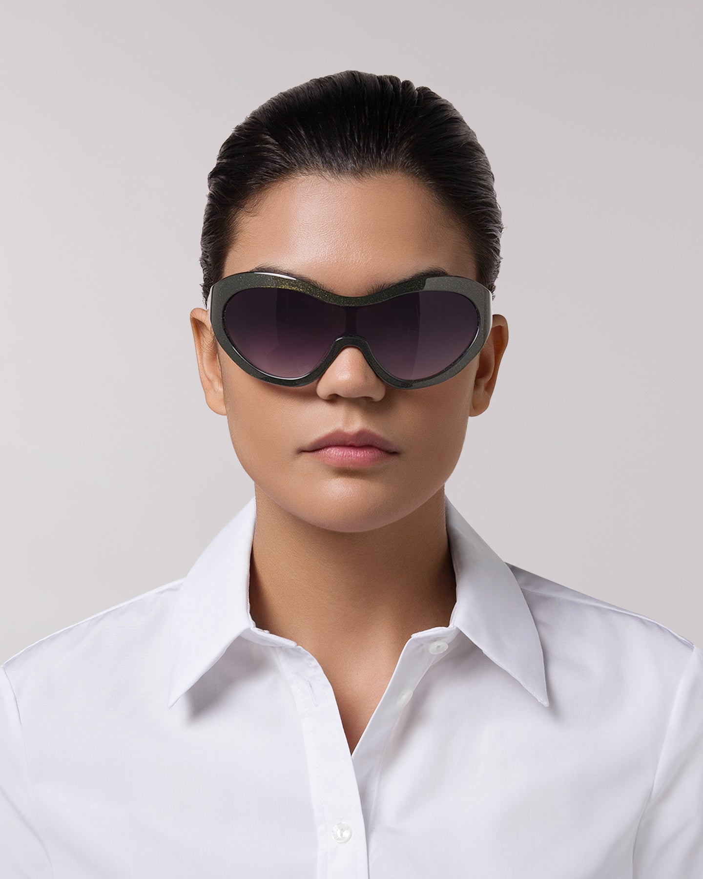 Front view of model wearing sunglasses | Mask-like sunglasses with olive lenses and olive frames | Acetate | Laser | Women's sunglasses | Karen Wazen Eyewear