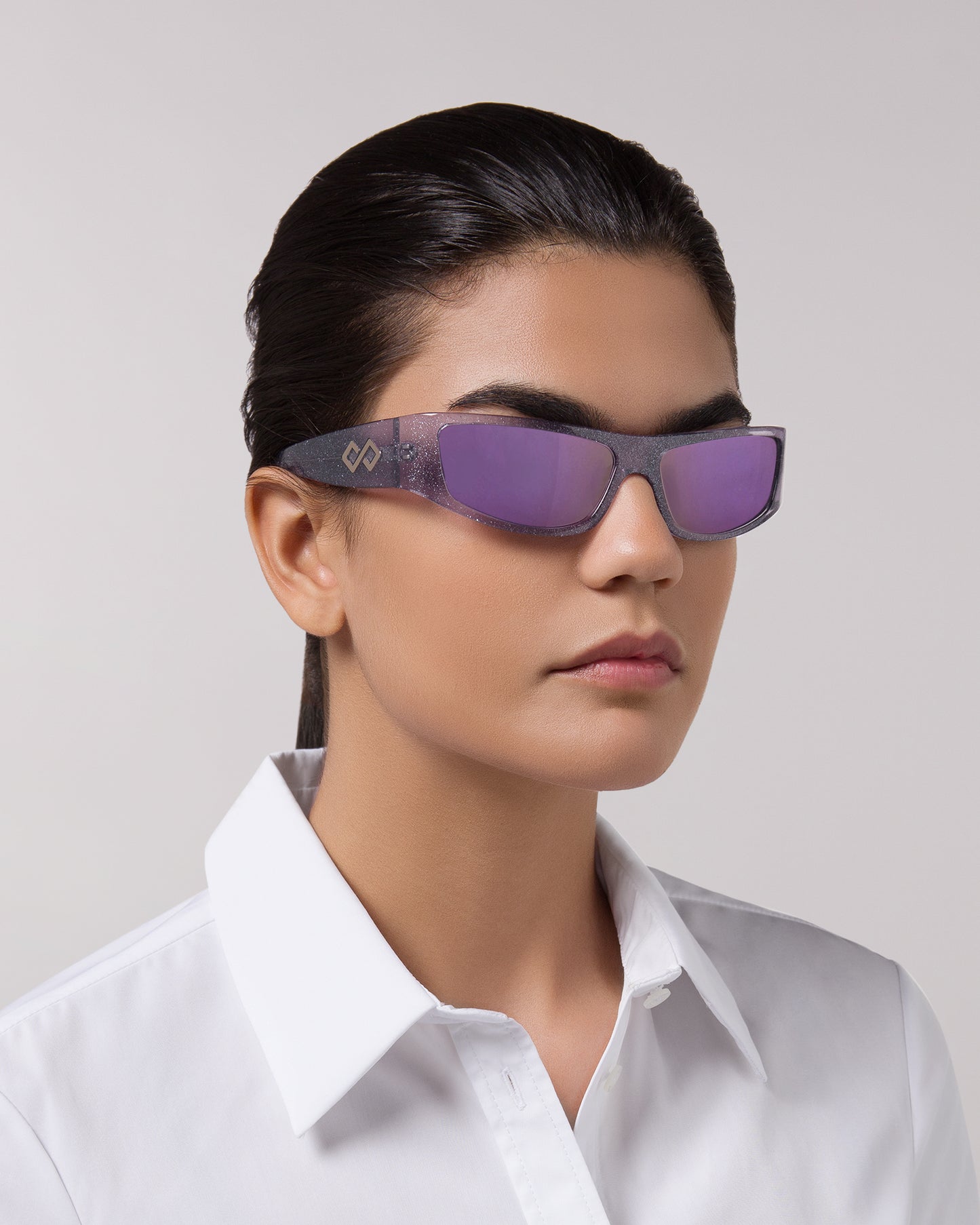 Side view  of model wearing sunglasses | Rectangular sunglasses with Mirror purple lenses and purple frames | Acetate | Sir | Women's sunglasses | Karen Wazen Eyewear